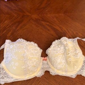 Victoria’s Secret bra sz 32B. Good used condition